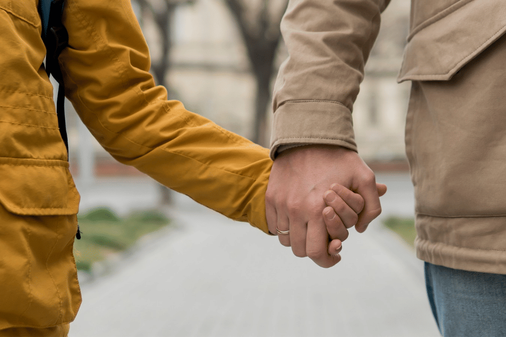 Papa dan anak sedang bergandengan tangan
