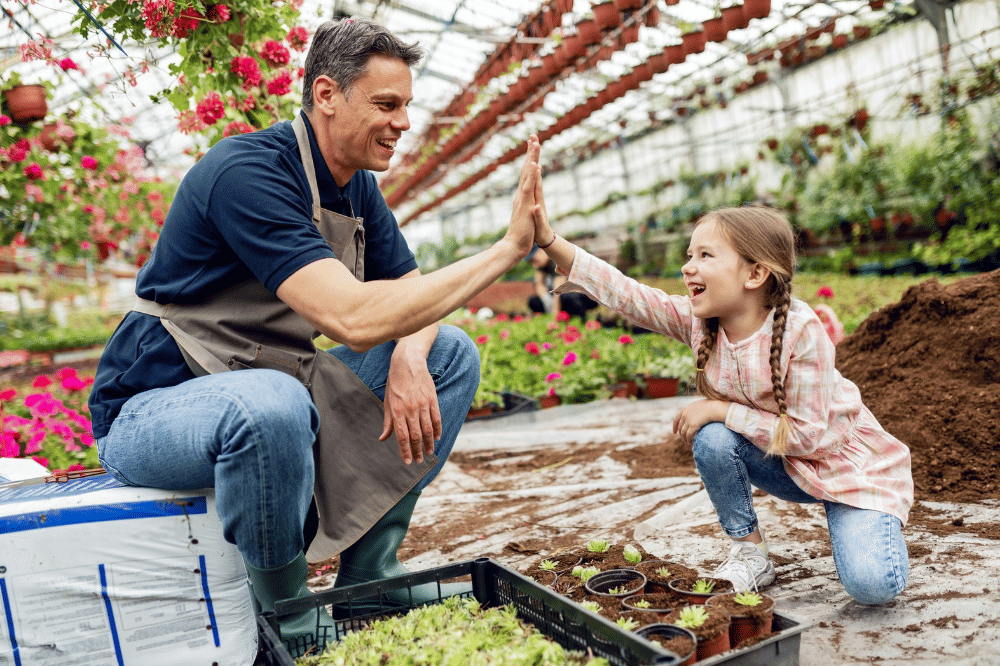 Papa mengaja anak perempuan tos setelah berkebun