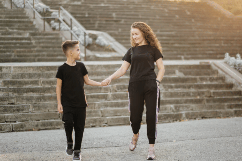 anak dan mama berolahraga