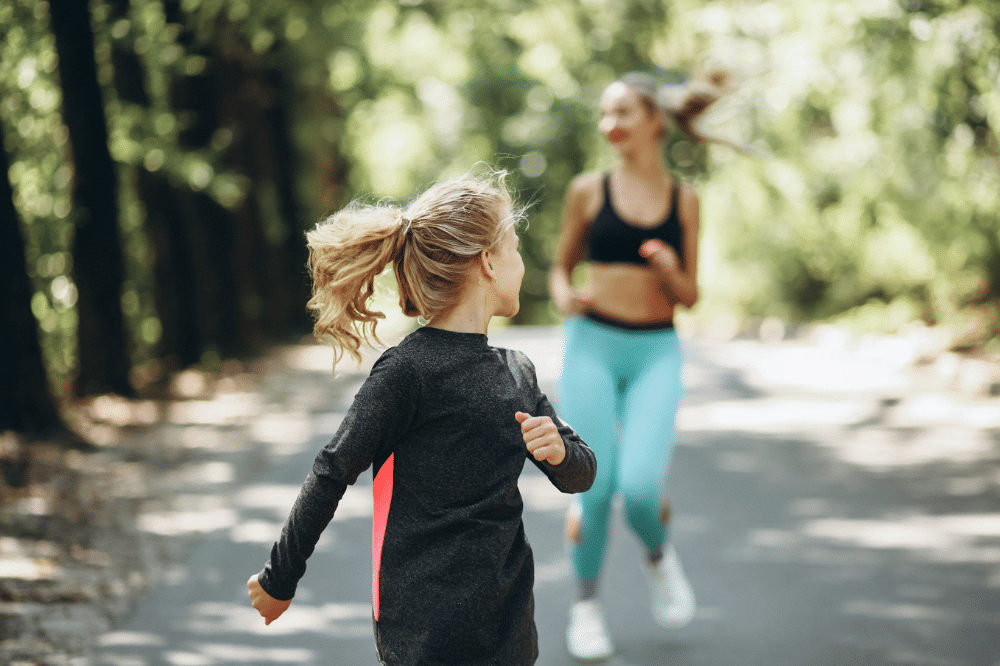 Mama dan anak jalan kaki