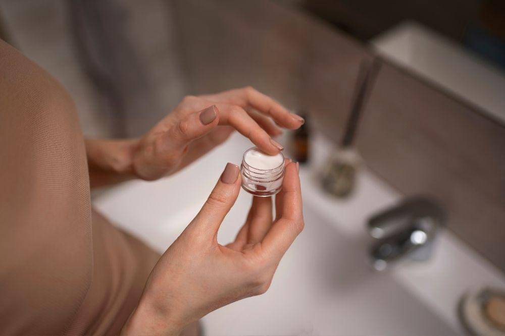 Jangan Dianggap Sepele, Ini Bahaya Menggunakan Skincare Kedaluwarsa!