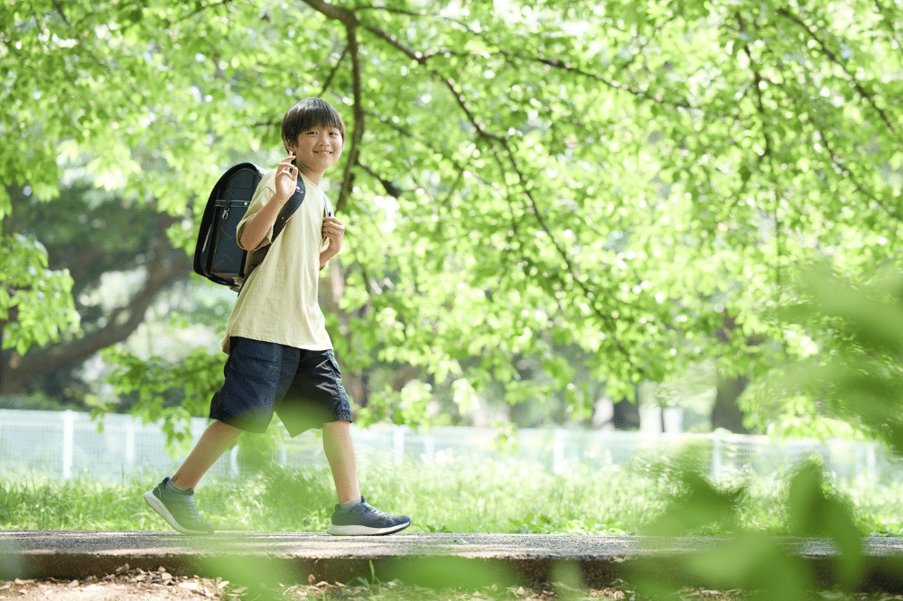 anak jalan kaki dan menikmati alam