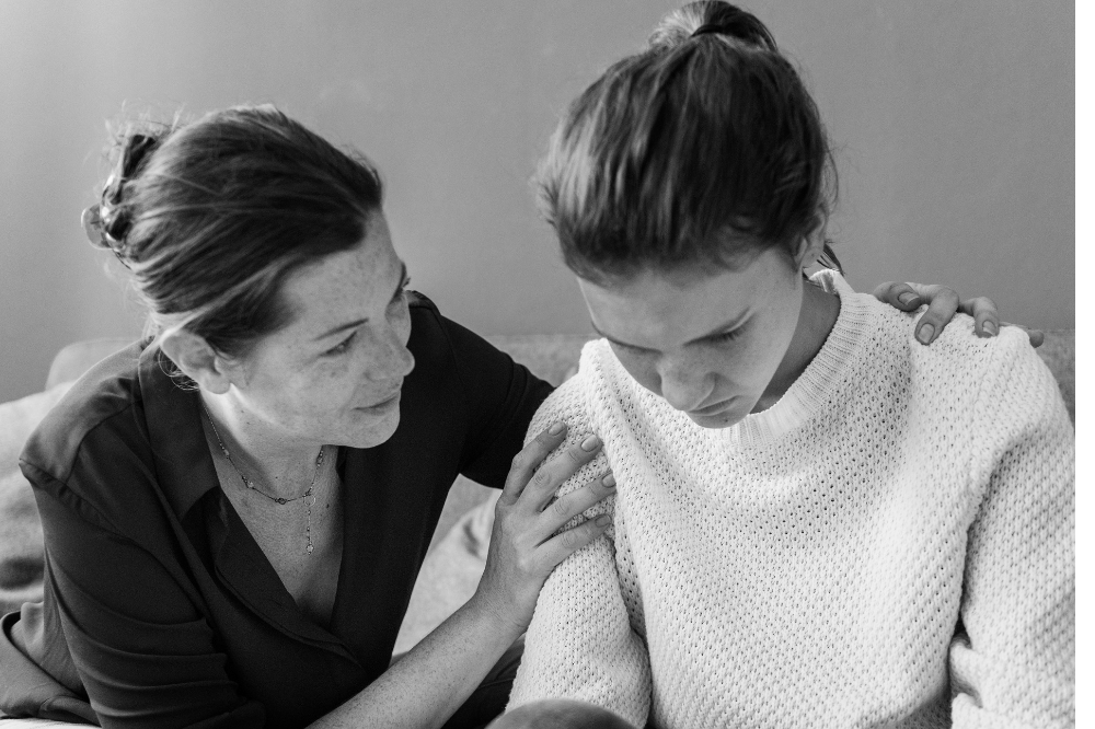 mama menenangkan anak perempuan