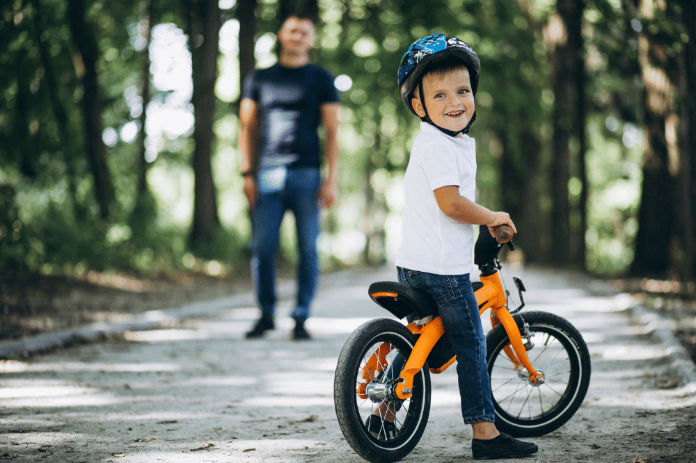 Papa dan anak bermain sepeda