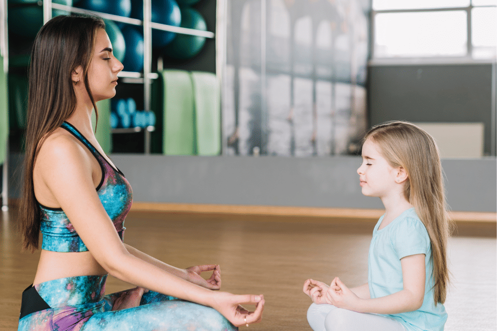 Anak perempuan dan Mama sedang melakukan rileksasi sebelum acroyoga