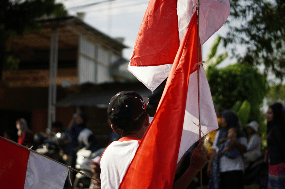 Seseorang sedang memegang bendera merah putih