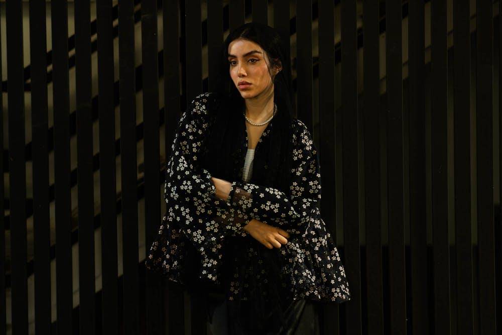 ilustrasi perempuan petite