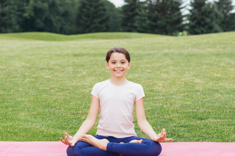 anak sedang melakukan yoga