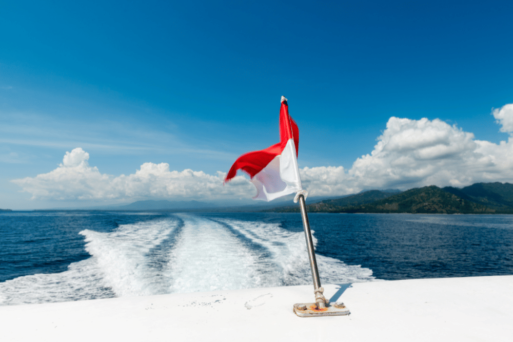 Bendera merah outih berkibar di speedboat yang sedang di di tengah laut