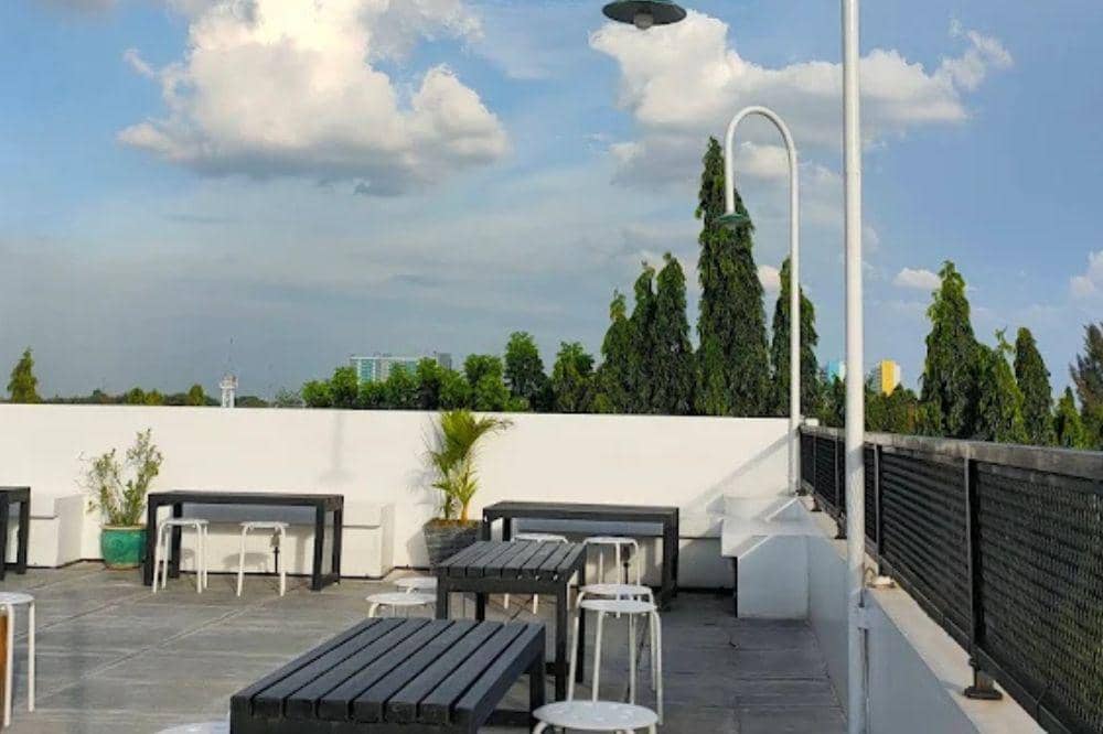 7 Cafe Rooftop Terdekat Jakarta Timur, Nyaman dan Murah Banget! (7).jpg