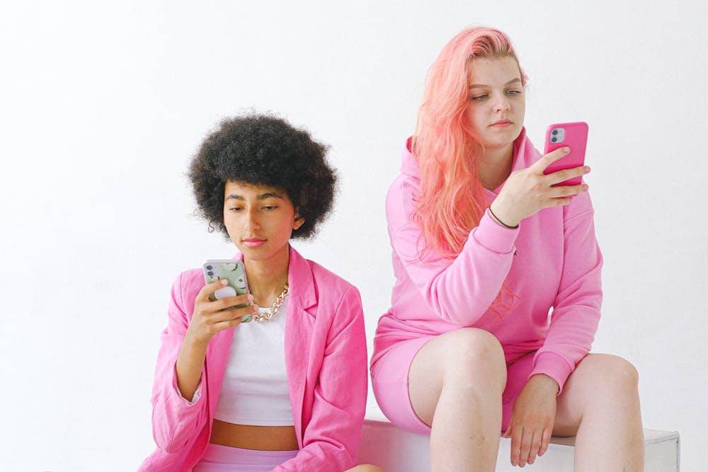 remaja memegang ponsel