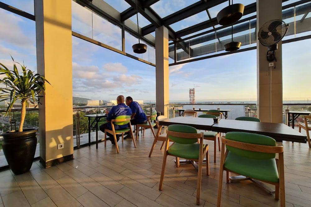 6 Cafe Rooftop Terdekat Padang, Suasana Tenang buat Lepas Penat (6).jpg