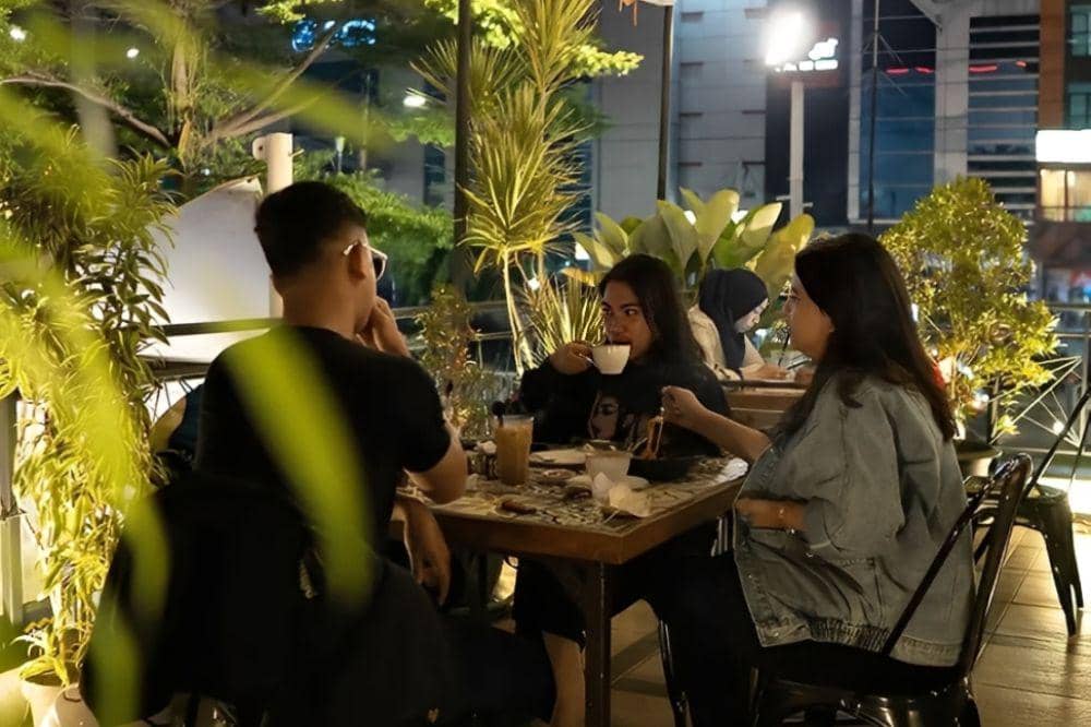 7 Cafe Rooftop Terdekat Jakarta Timur, Nyaman dan Murah Banget! (1).jpg