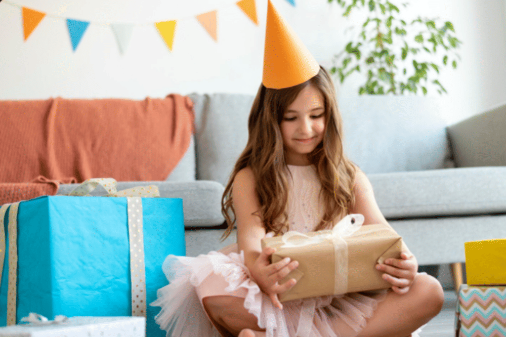 anak dengan hadiah ulang tahun