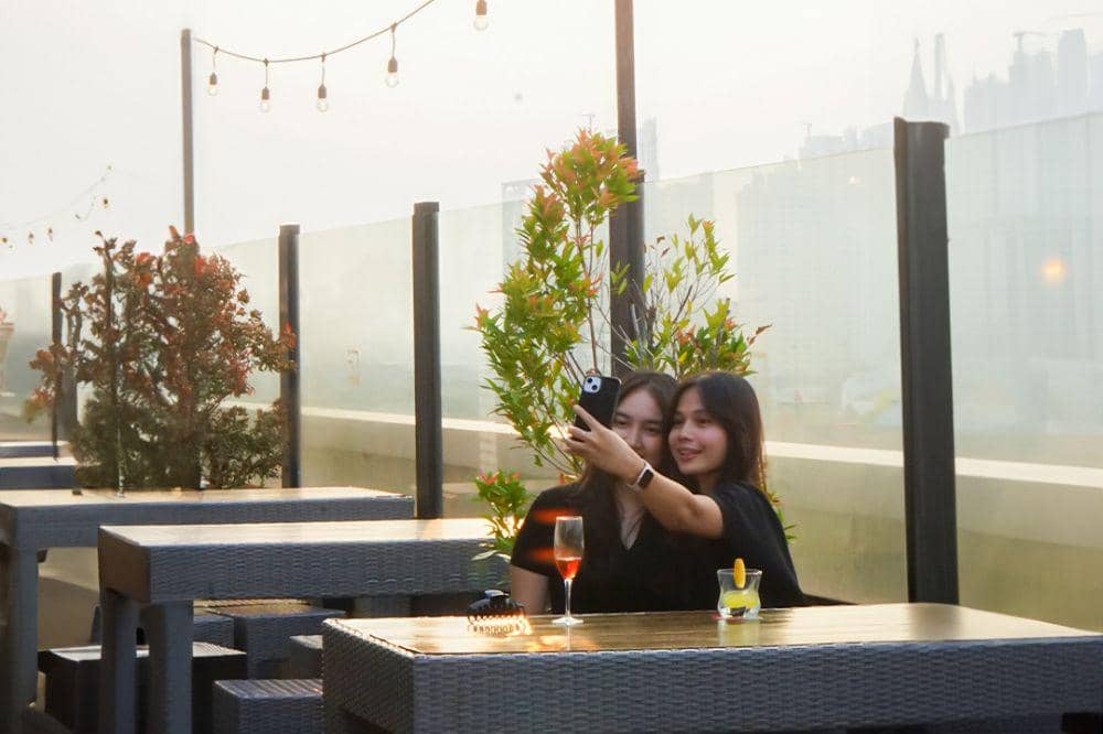 5 Cafe Rooftop Terdekat Jakarta Barat, Santai dan Tetap Terjangkau!