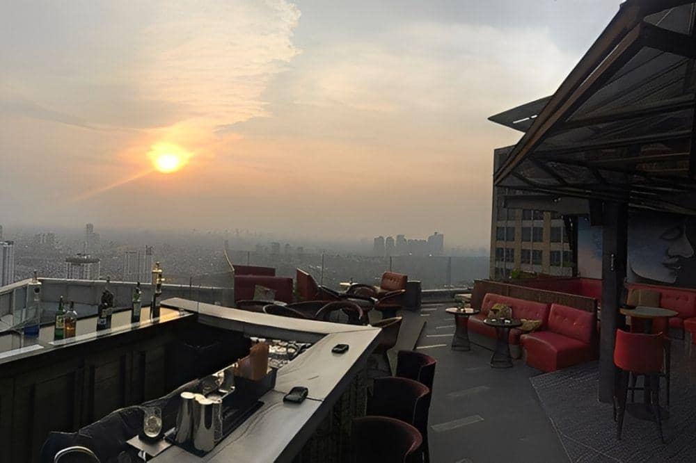 9 Cafe Rooftop Terdekat Jakarta Pusat, Spot Hangout dengan View Keren! (6).jpg