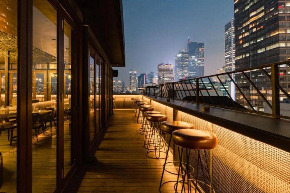 9 Cafe Rooftop Terdekat Jakarta Pusat, Spot Hangout dengan View Keren! (3).jpg
