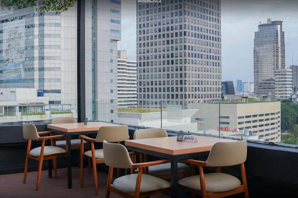 9 Cafe Rooftop Terdekat Jakarta Pusat, Spot Hangout dengan View Keren! (1).jpg
