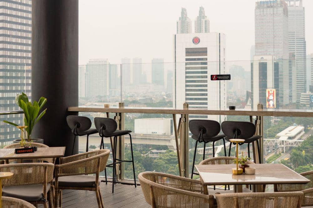 9 Cafe Rooftop Terdekat Jakarta Pusat, Spot Hangout dengan View Keren! (8).jpg
