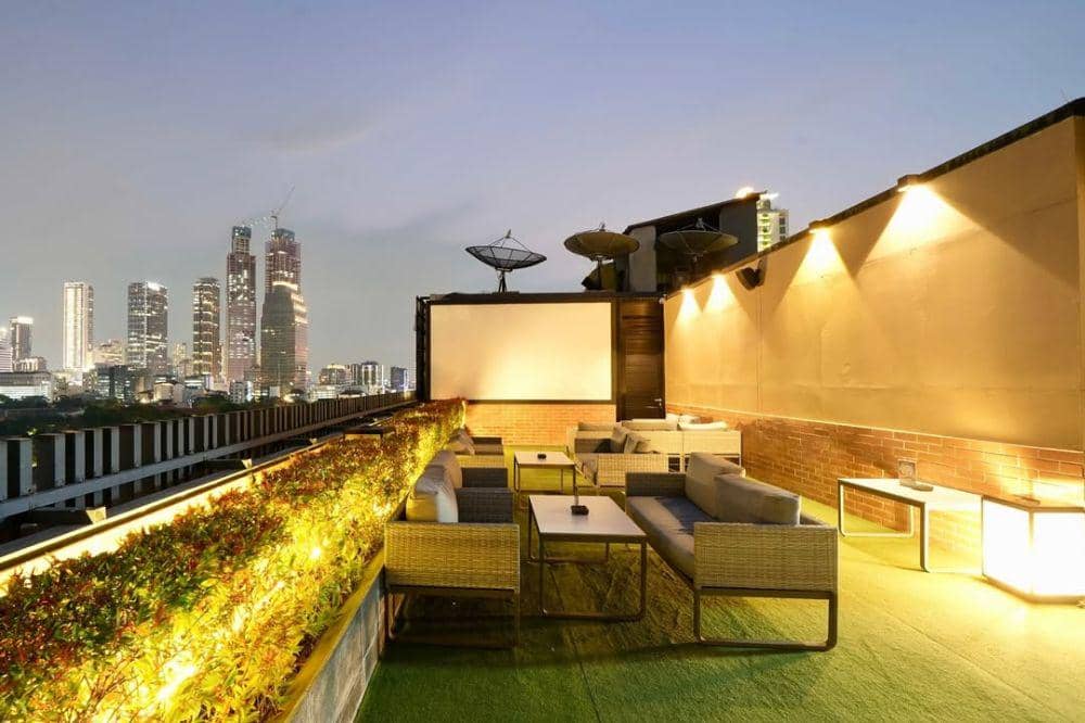 9 Cafe Rooftop Terdekat Jakarta Pusat, Spot Hangout dengan View Keren! (9).jpg