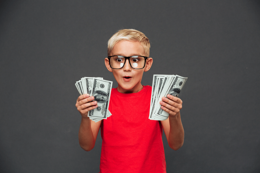 anak memegang uang