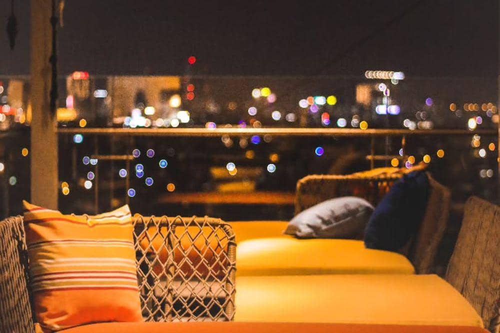 7 Cafe Rooftop Terdekat Surabaya, Viewnya Oke Banget!