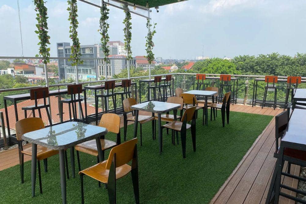7 Cafe Rooftop Terdekat Jakarta Timur, Nyaman dan Murah Banget! (6).jpg
