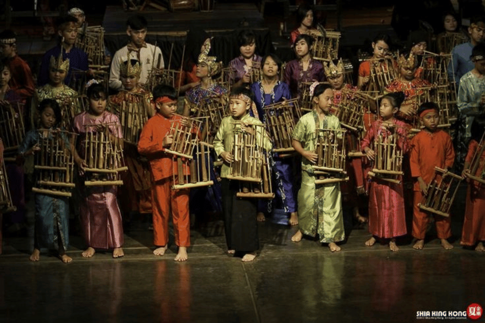 Anak-anak terlihat memainkan alat musik angklung