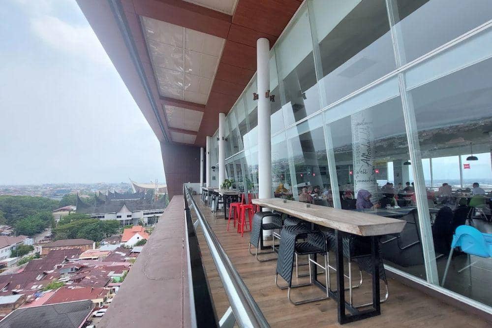6 Cafe Rooftop Terdekat Padang, Suasana Tenang buat Lepas Penat (3).jpg