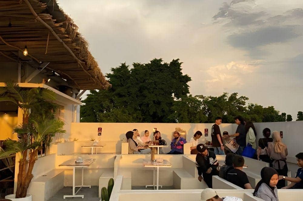 7 Cafe Rooftop Terdekat Jakarta Timur, Nyaman dan Murah Banget! (5).jpg