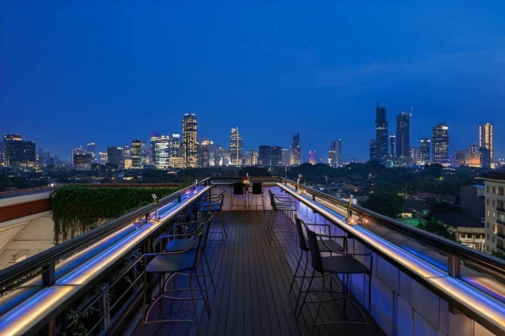 9 Cafe Rooftop Terdekat Jakarta Pusat, Spot Hangout dengan View Keren! (7).jpg