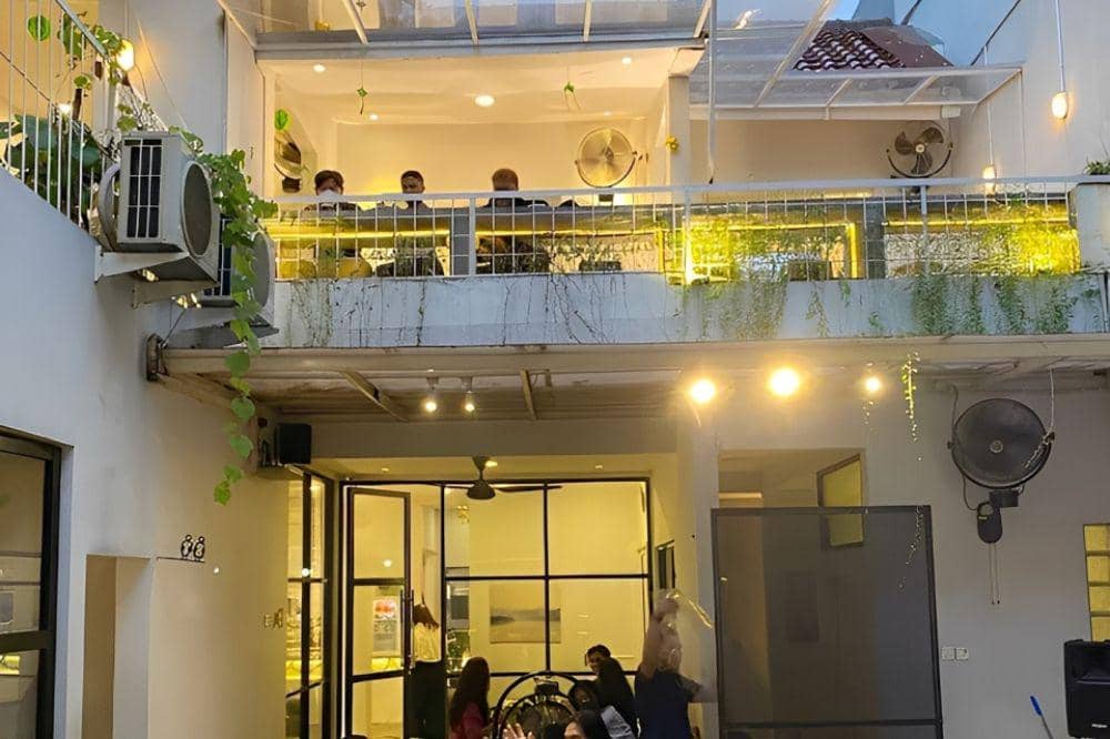 7 Cafe Rooftop Terdekat Jakarta Timur, Nyaman dan Murah Banget! (2).jpg