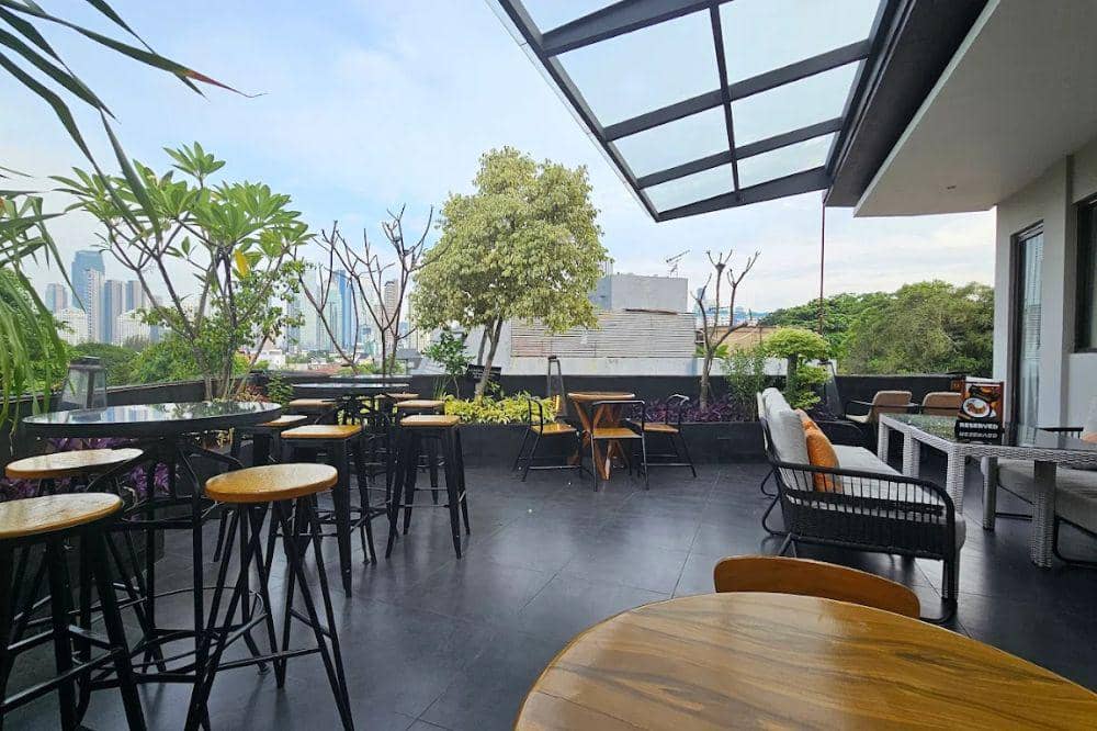 9 Cafe Rooftop Terdekat Jakarta Pusat, Spot Hangout dengan View Keren! (2).jpg