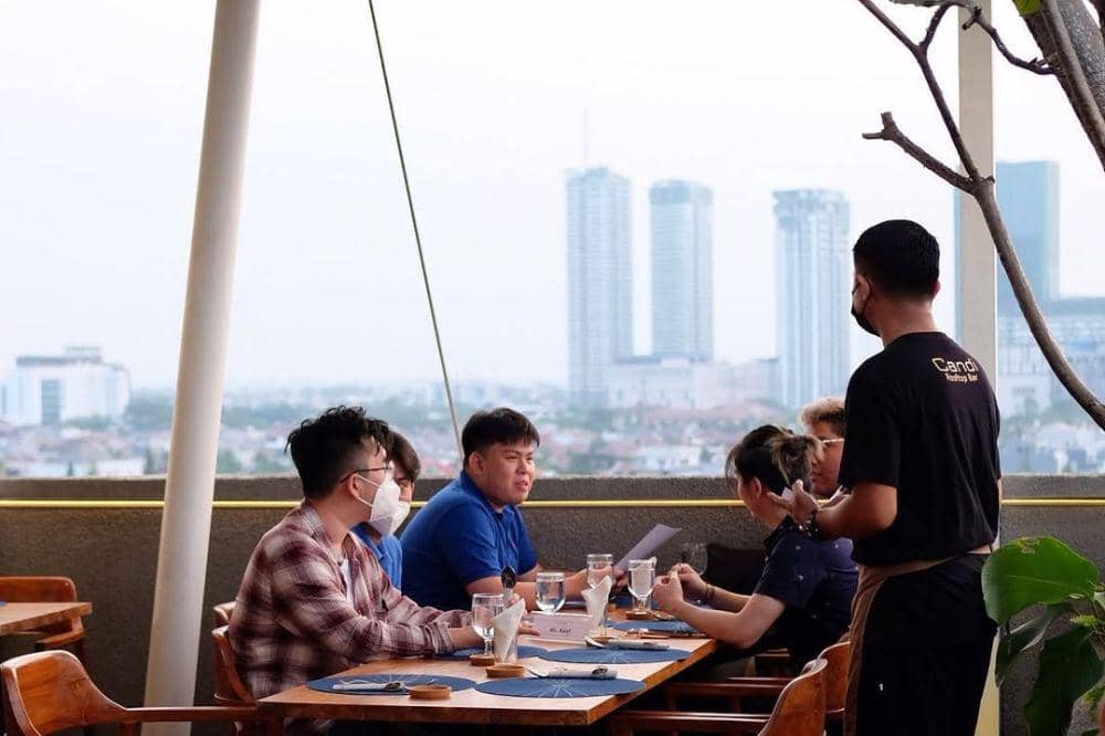 5 Cafe Rooftop Terdekat Jakarta Barat, Santai dan Tetap Terjangkau!