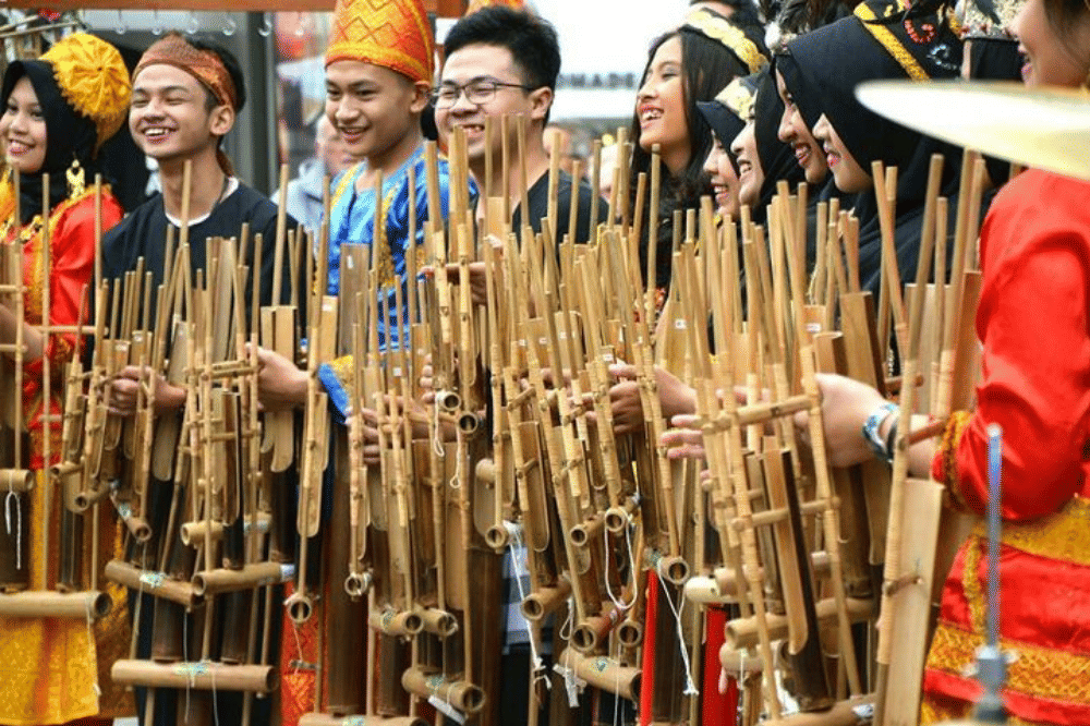 Anak-anak sedang bermain angklung