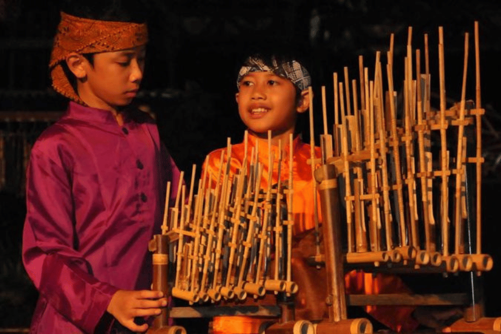 Anak-anak sedang bermain angklung