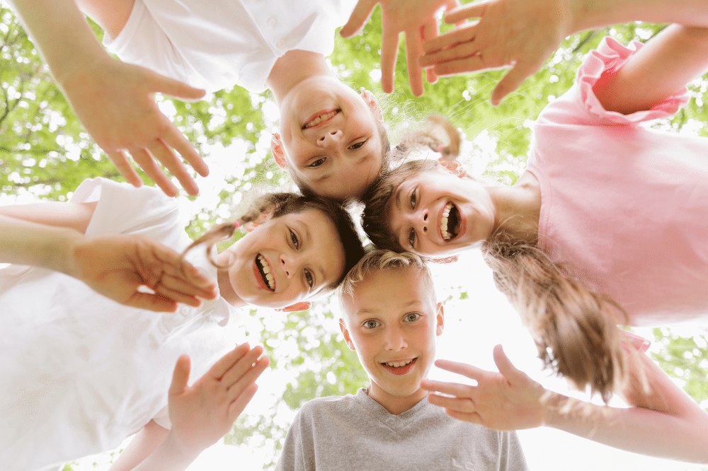anak dengan teman-teman