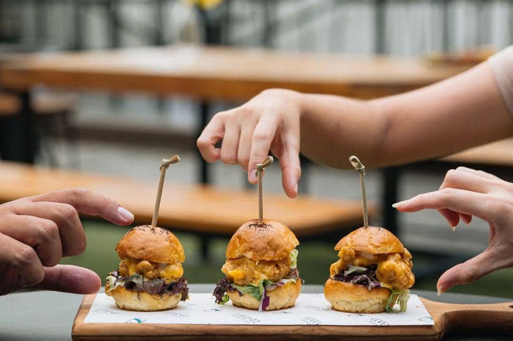 7 Cafe Rooftop Terdekat Medan yang Bikin Betah Nongkrong Lama