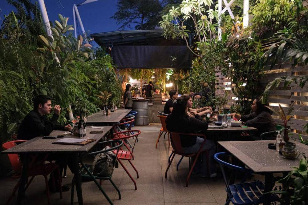 9 Cafe Rooftop Terdekat Jakarta Pusat, Spot Hangout dengan View Keren! (4).jpg