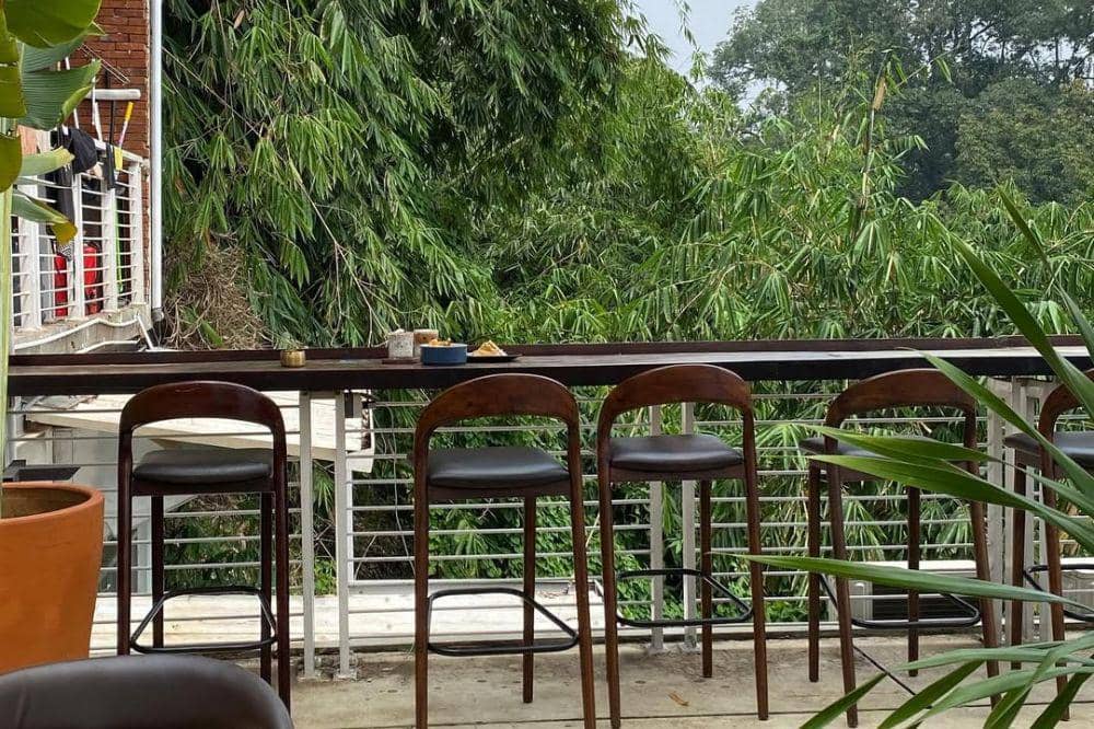 8 Cafe Rooftop Terdekat Bandung, Oke Banget Pemandangannya!
