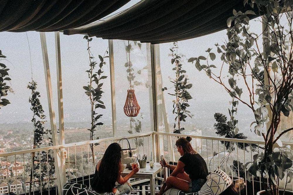 8 Cafe Rooftop Terdekat Bandung, Oke Banget Pemandangannya!