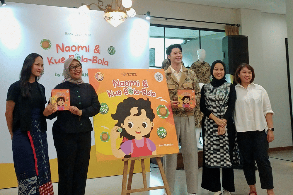 Han Chandra bersama tim Erlangga For Kids