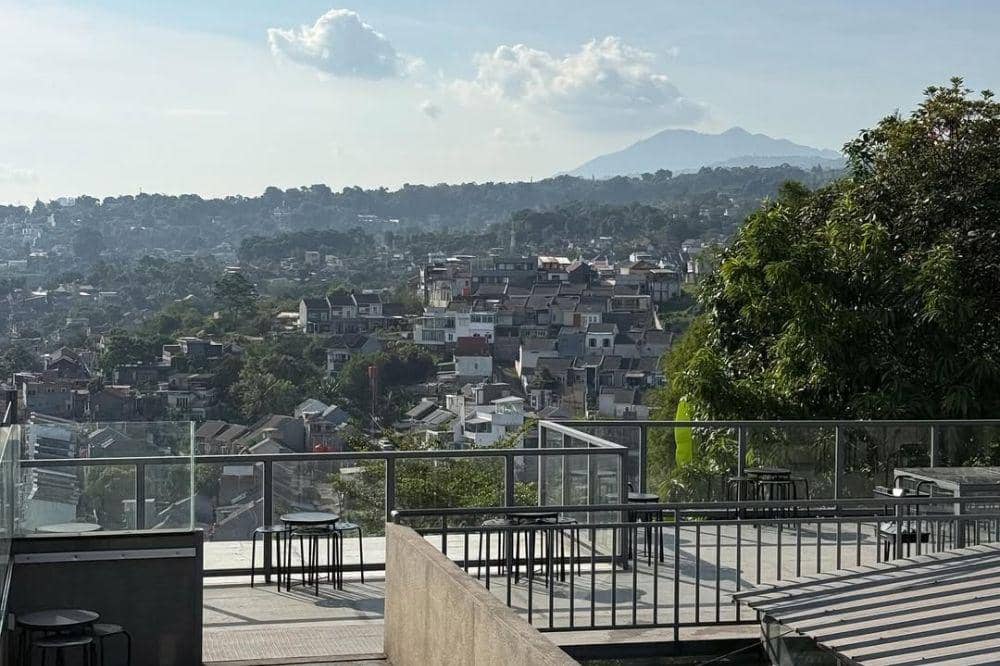 8 Cafe Rooftop Terdekat Bandung, Oke Banget Pemandangannya!