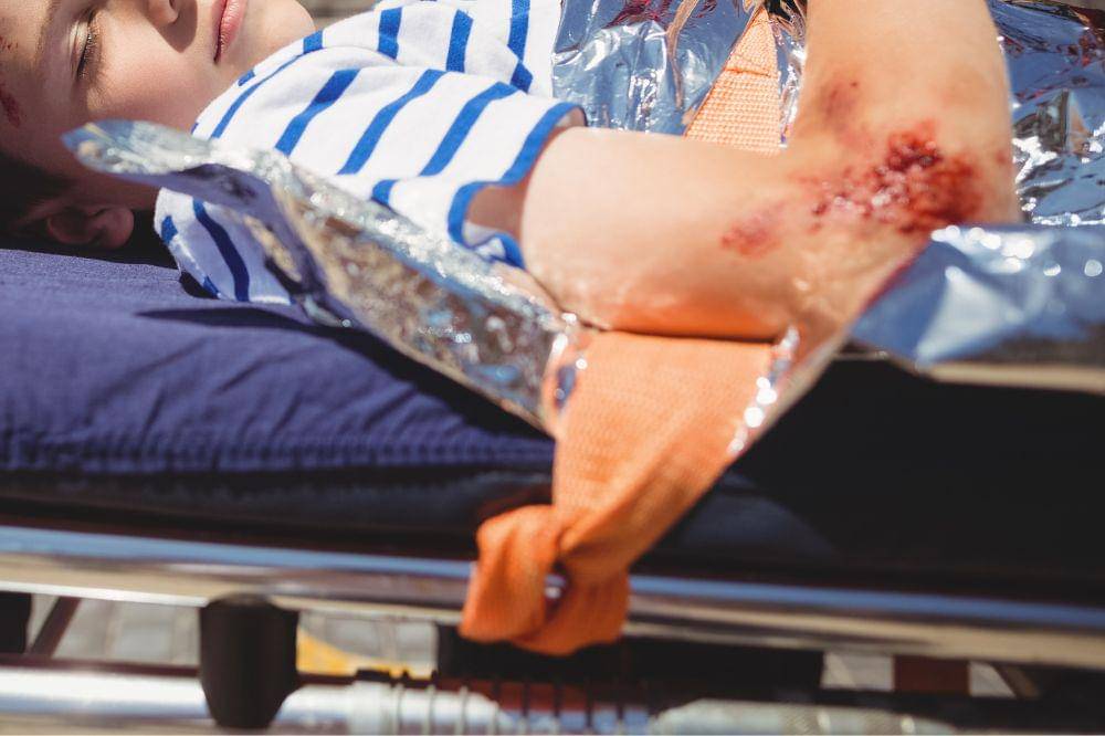 ilustrasi anak kecelakaan