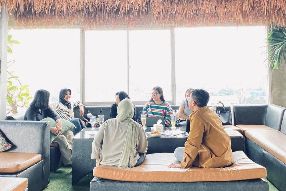 8 Cafe Rooftop Terdekat Bandung, Oke Banget Pemandangannya!