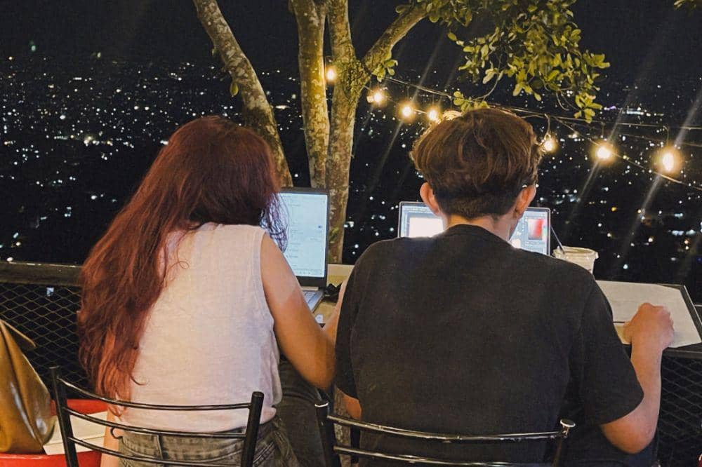 8 Cafe Rooftop Terdekat Bandung, Oke Banget Pemandangannya!