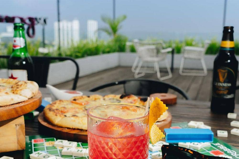 8 Cafe Rooftop Terdekat Bandung, Oke Banget Pemandangannya!