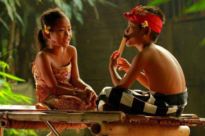 anak Indonesia bermain musik