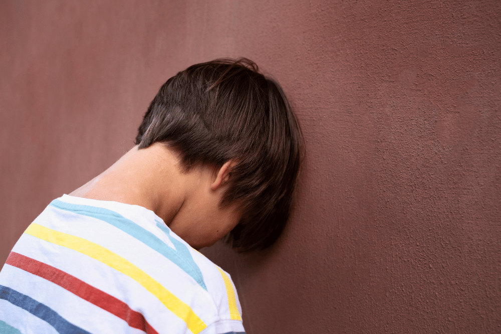 Ilustrasi S dikurung dalam gudang