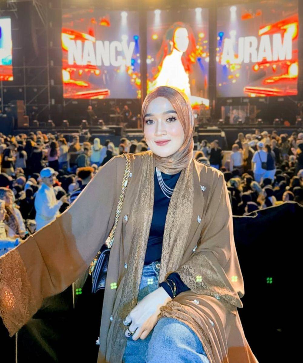 6 Gaya Para Artis saat Nonton Konser Nancy Ajram di Jakarta.jpg